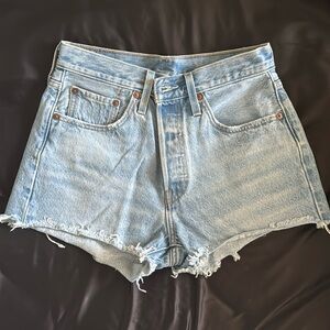 Levi’s 501 light wash denim short, size w27